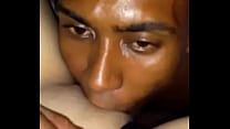 Чернокожий парень уложил брюнеточку на кроватка и принялся трахать ее